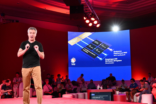 이그나시오 콘트레라스 퀄컴 제품 관리 시니어 디렉터가 17일(현지시간) 열린 테크 토크에서 제품을 설명하고 있다. 공동취재단